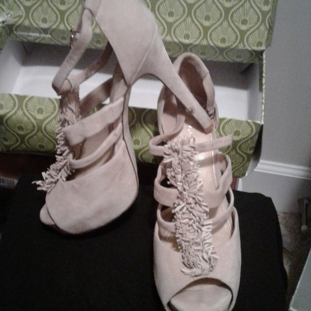 Shoes - Picture 3 of 4